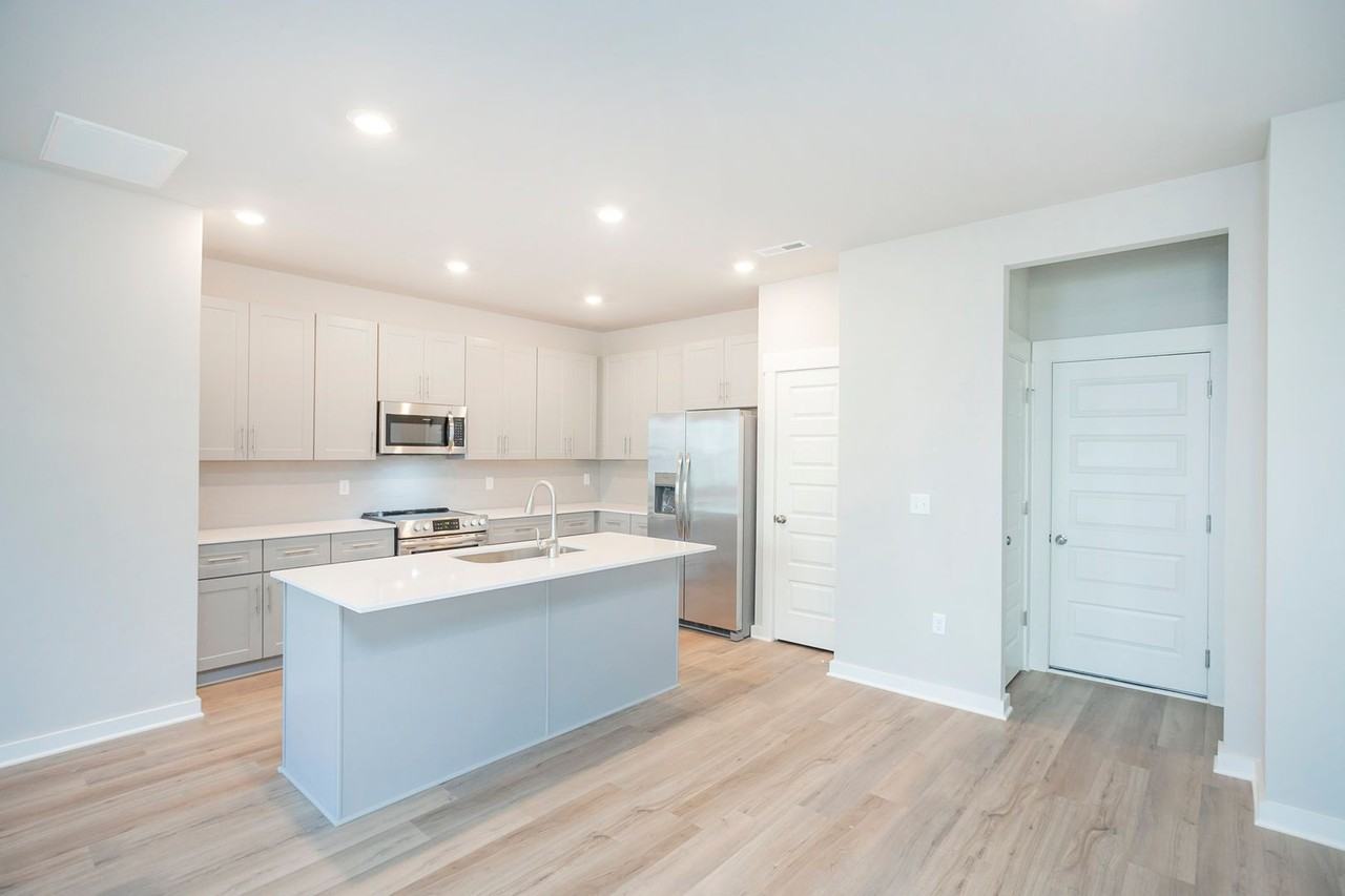 4509 Sardius Dr - Photo 7 of 39