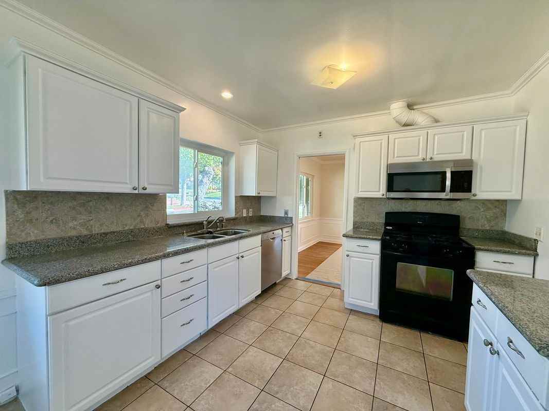 1369 Norton Ave - Photo 6 of 18