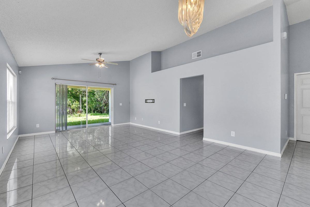 4454 King Edward Dr - Photo 3 of 47