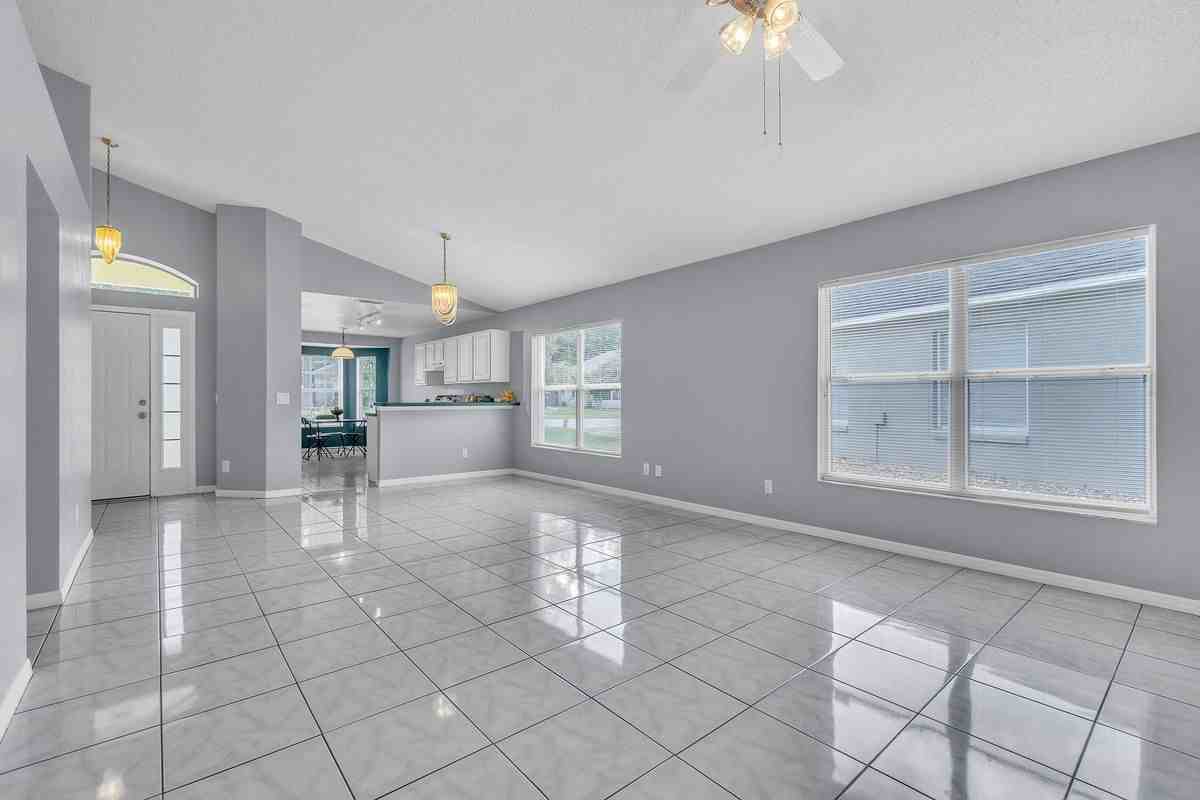 4454 King Edward Dr - Photo 4 of 47