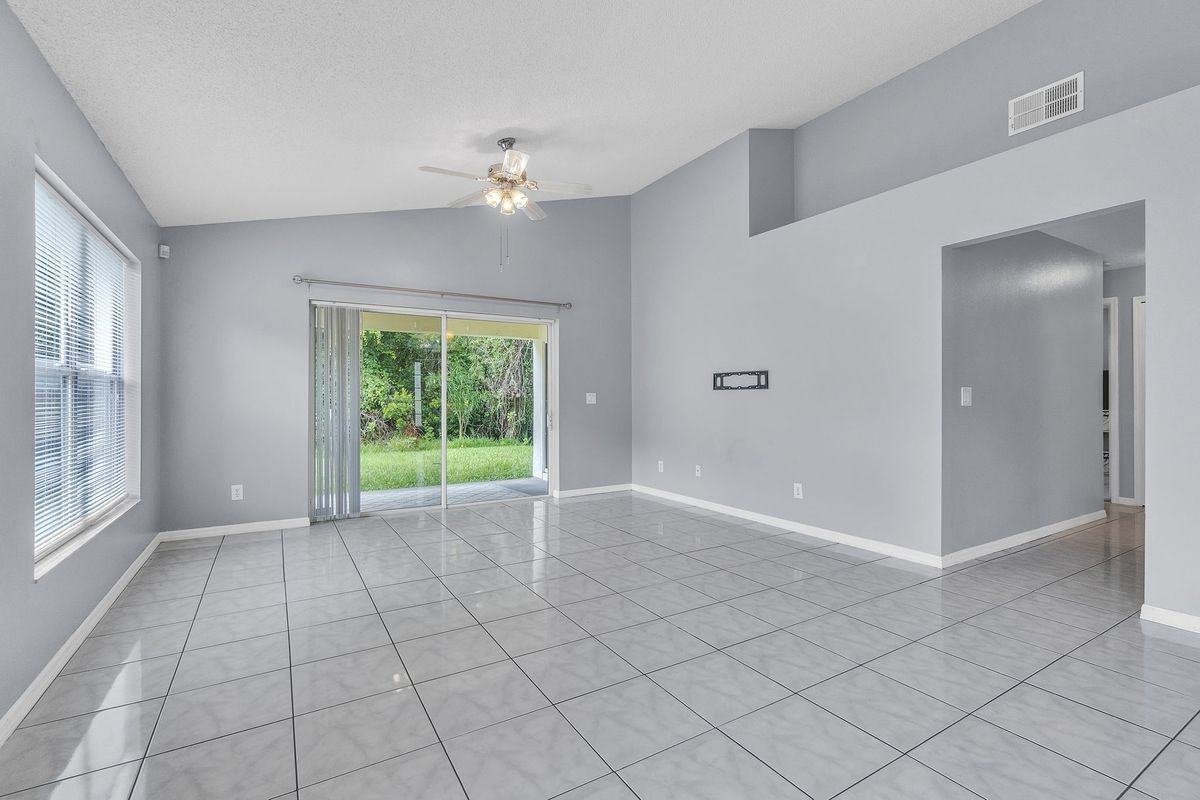 4454 King Edward Dr - Photo 5 of 47