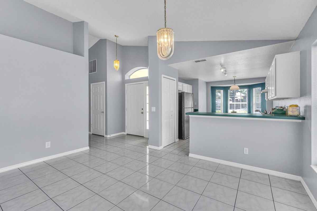 4454 King Edward Dr - Photo 7 of 47