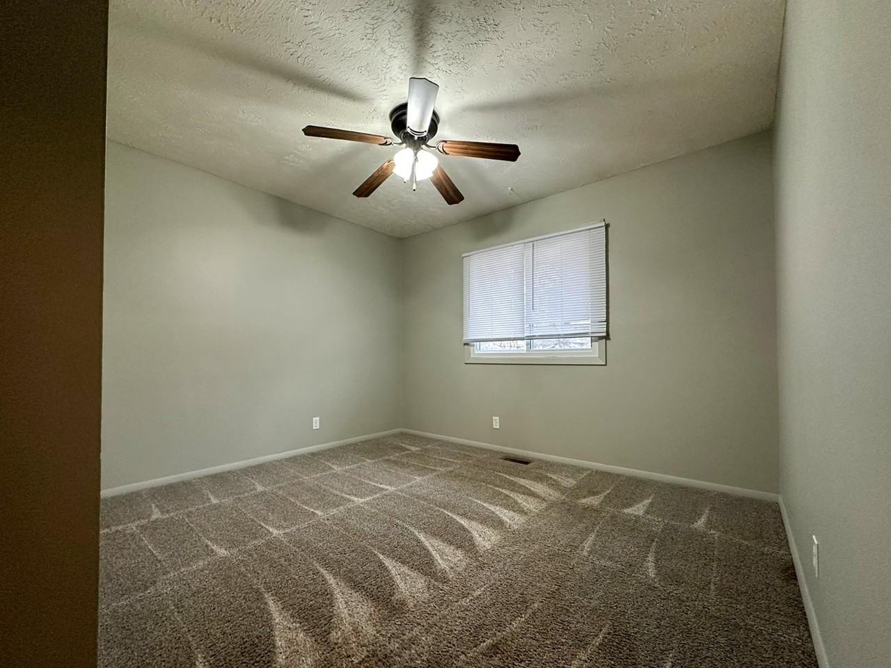 2130 Essex Rd - Photo 5 of 21