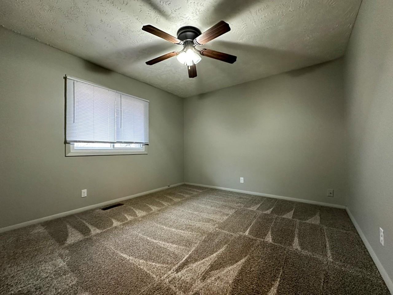 2130 Essex Rd - Photo 7 of 21