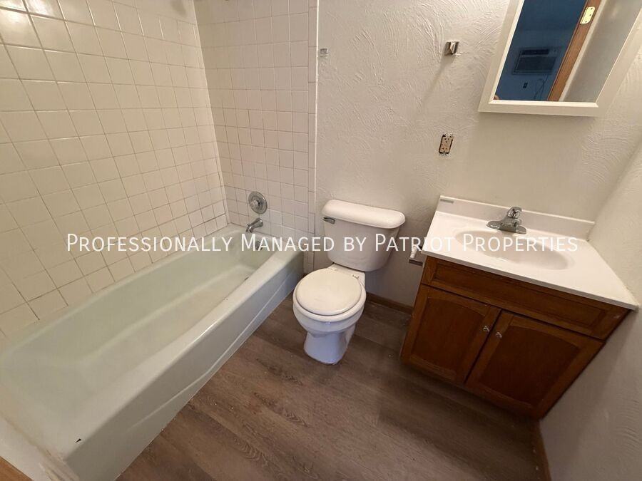 1105 Macarthur Rd #4 - Photo 5 of 10