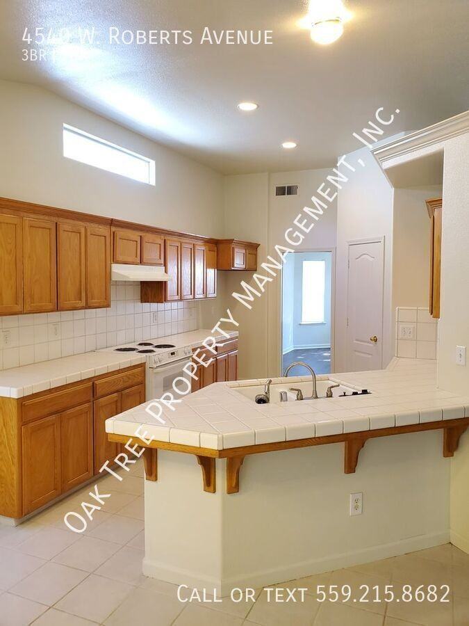 4540 W Roberts Ave - Photo 3 of 6