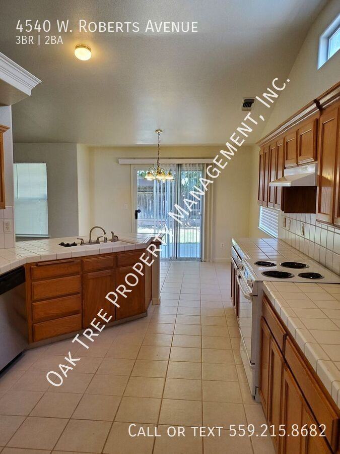 4540 W Roberts Ave - Photo 4 of 6