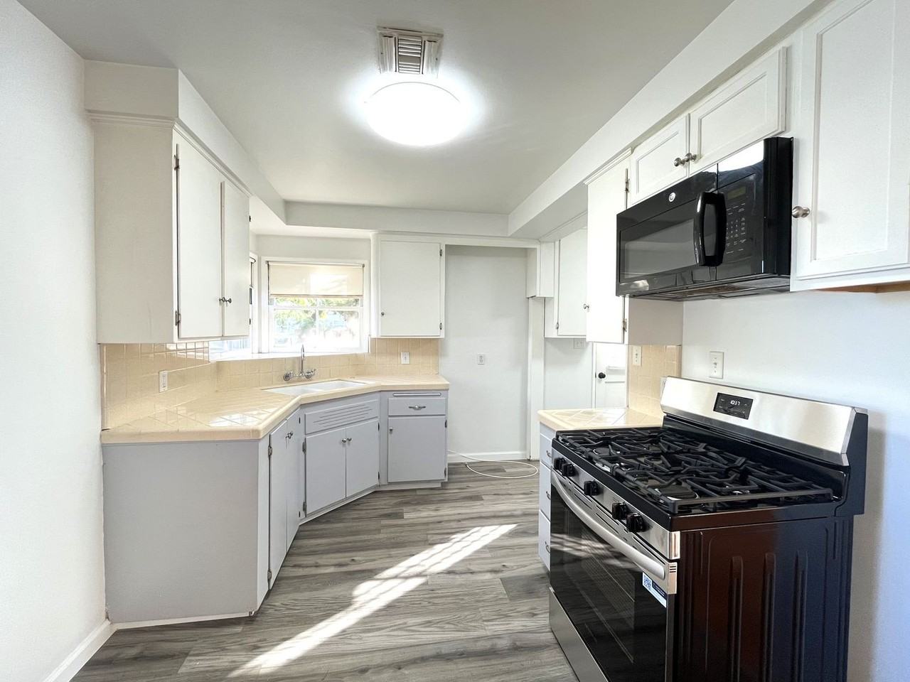 5172 Wroxton Dr - Photo 4 of 22