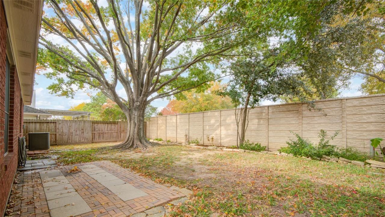 18422 Auburn Woods Dr #18422 - Photo 2 of 30