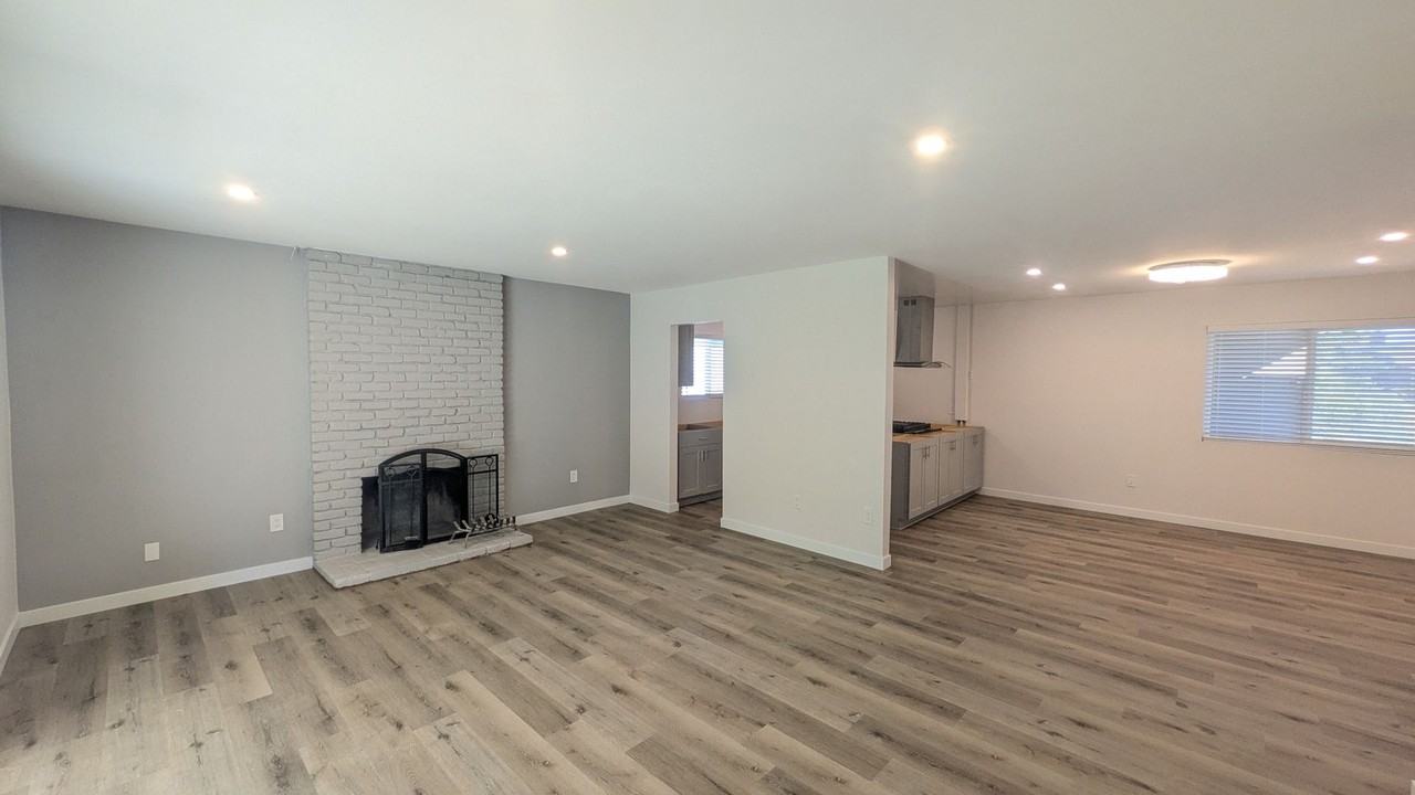 9920 Medina Dr - Photo 3 of 26