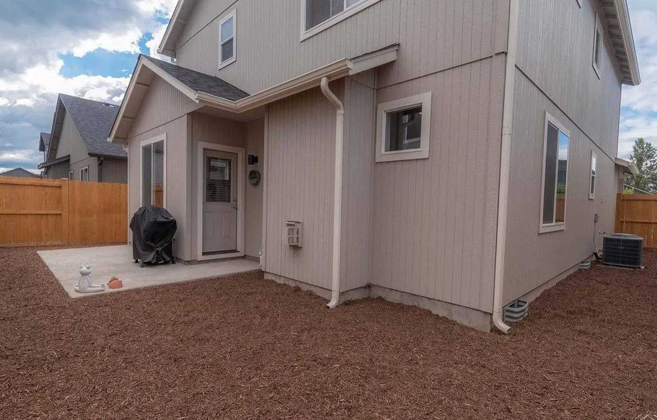 21169 Southeast Azalia Avenue - Photo 3 of 9