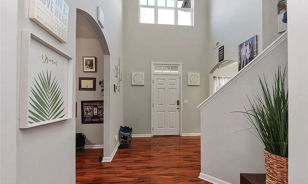 364 Heathrow Drive - Photo 2 of 20