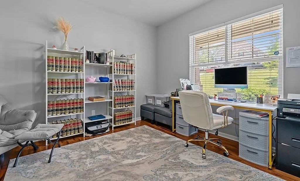 364 Heathrow Drive - Photo 5 of 20