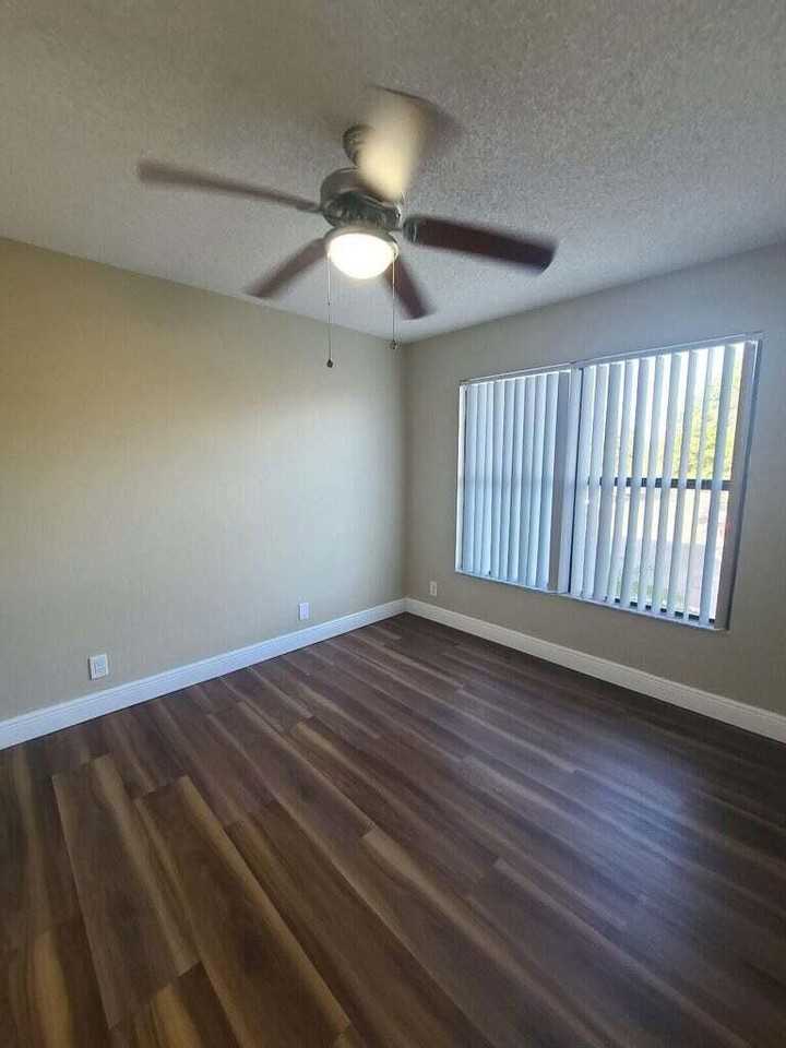 1517 Lake Crystal Dr #E - Photo 5 of 16