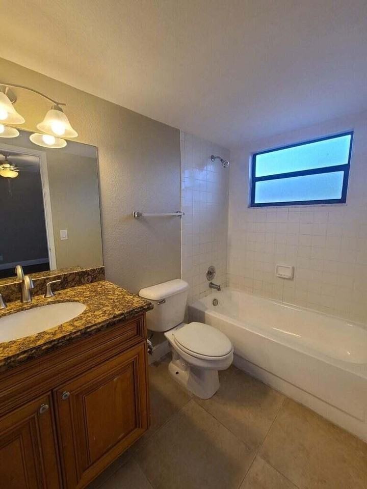 1517 Lake Crystal Dr #E - Photo 6 of 16