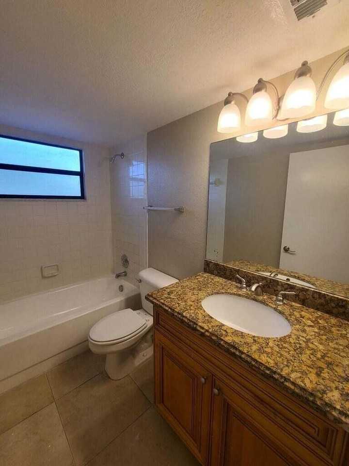 1517 Lake Crystal Dr #E - Photo 7 of 16