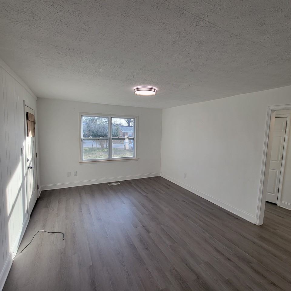 166 E 16th St #B - Photo 2 of 11