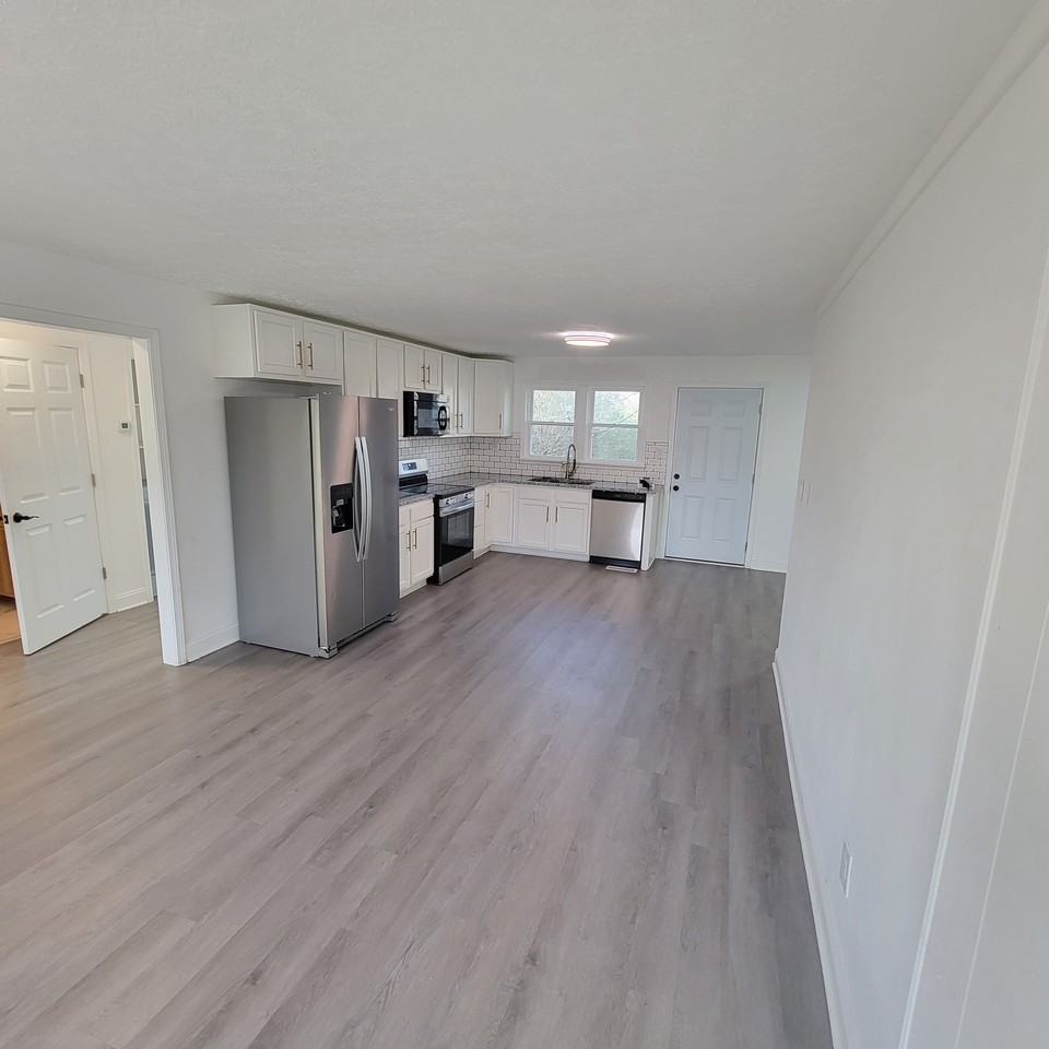 166 E 16th St #B - Photo 4 of 11