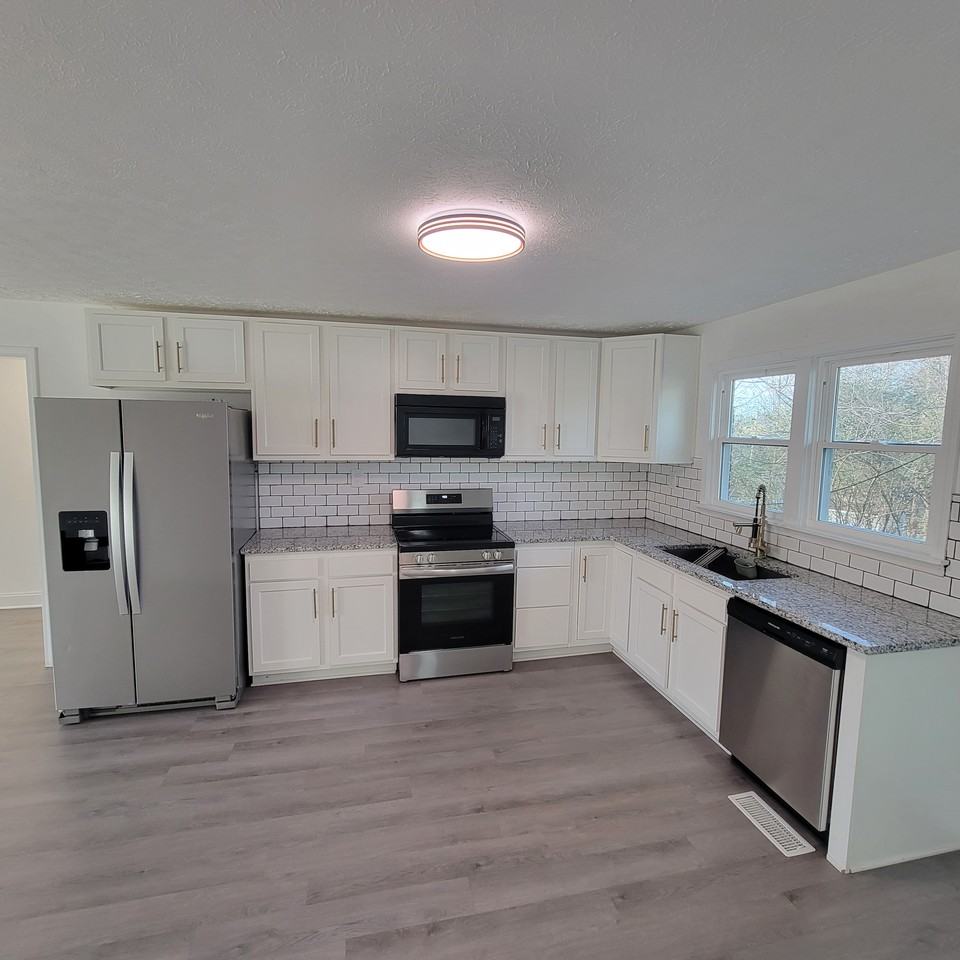 166 E 16th St #B - Photo 5 of 11