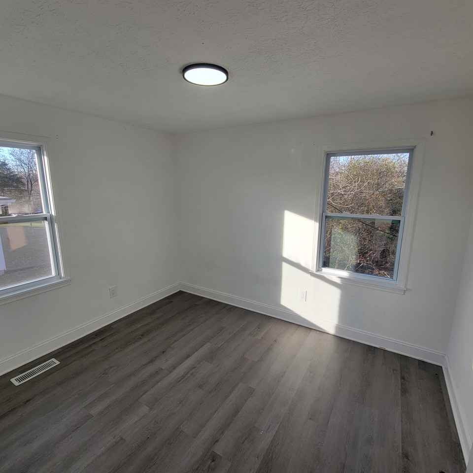 166 E 16th St #B - Photo 6 of 11