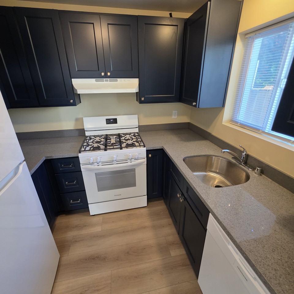 2179 Beebee St #B - Photo 3 of 21