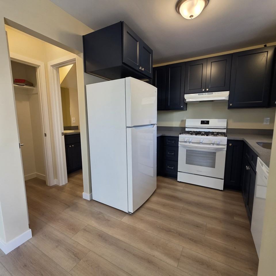 2179 Beebee St #B - Photo 4 of 21