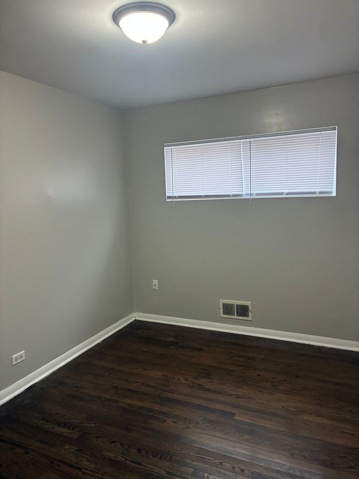 1235 King Cir #1 - Photo 5 of 11