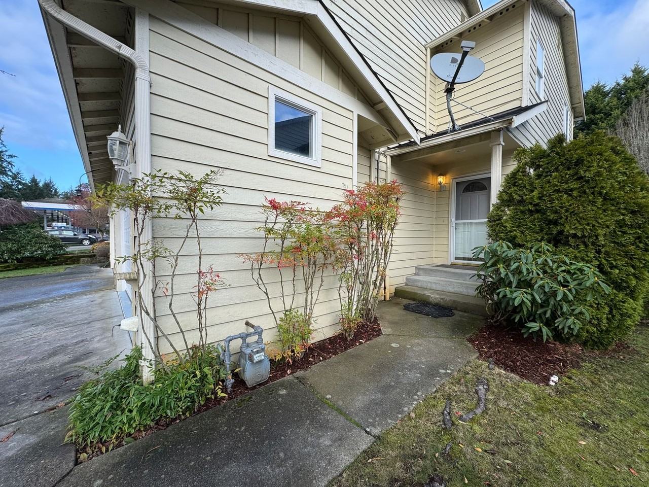 1282 Nw Amanda Loop - Photo 2 of 28