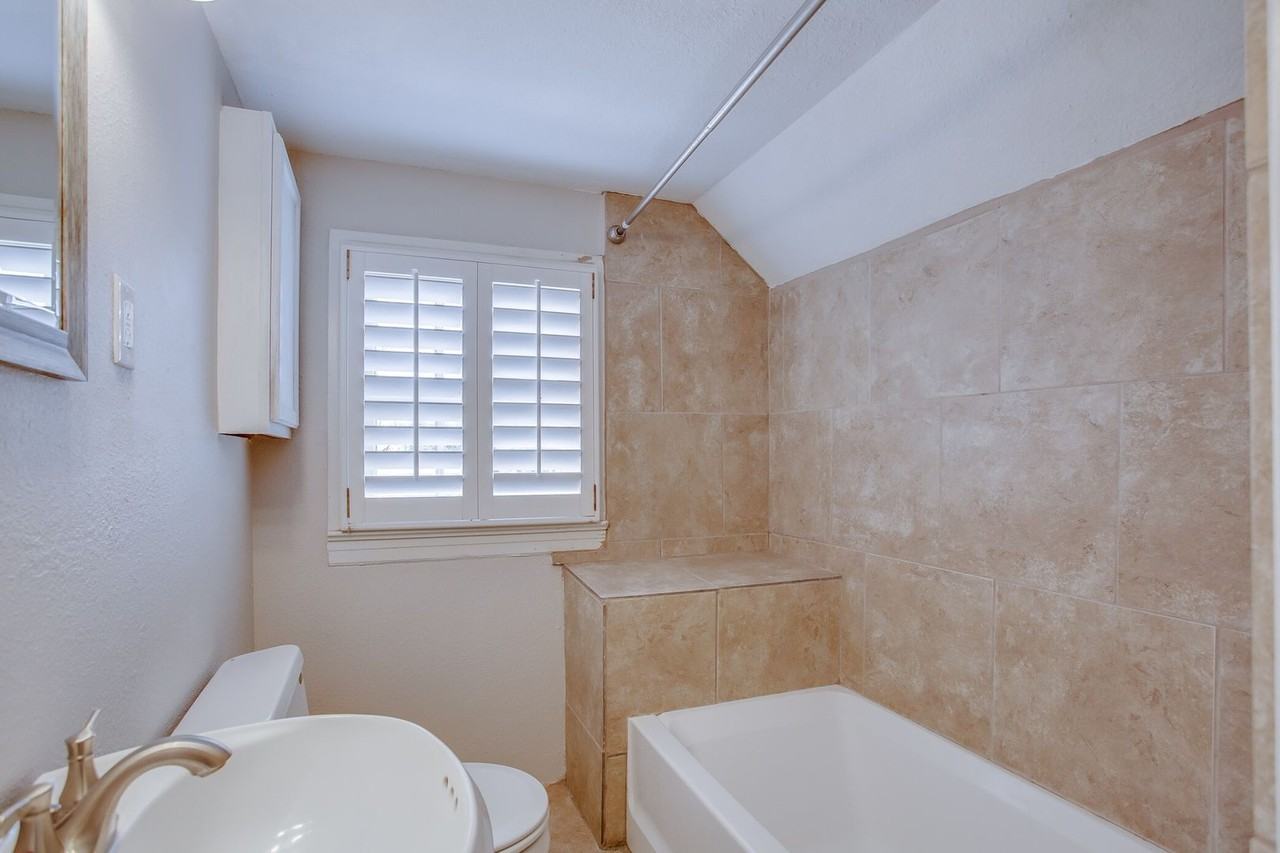 2405 21st St - Photo 4 of 12