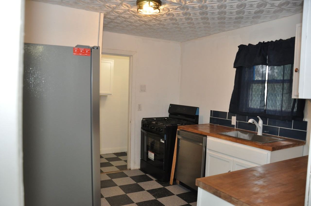 1408 E Avenue D - Photo 2 of 19