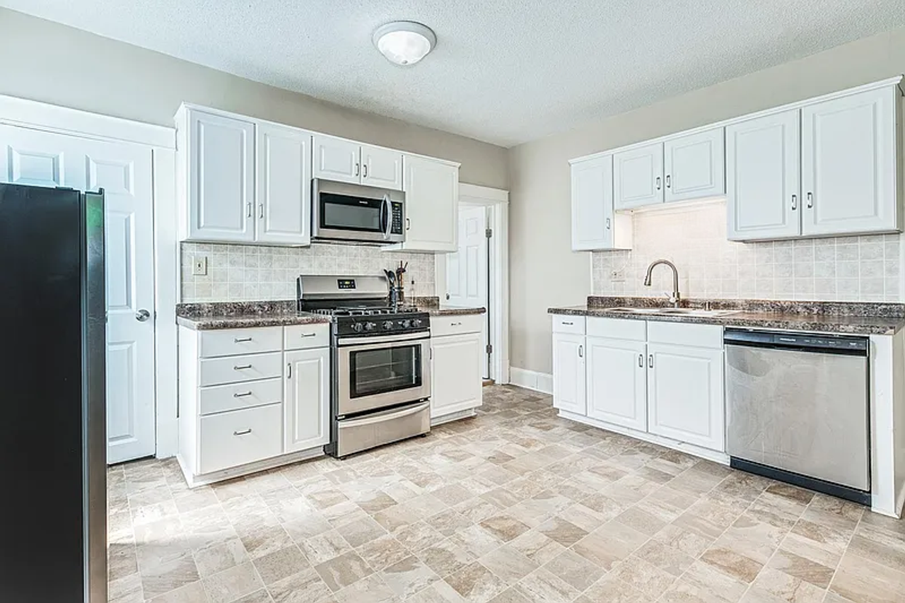 625 Morgan Ave N - Photo 5 of 19