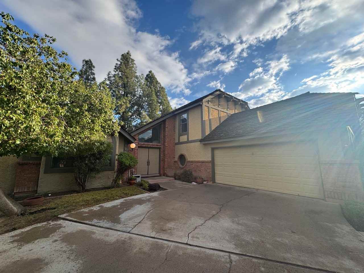 2060 E Lockwood St - Photo 2 of 36