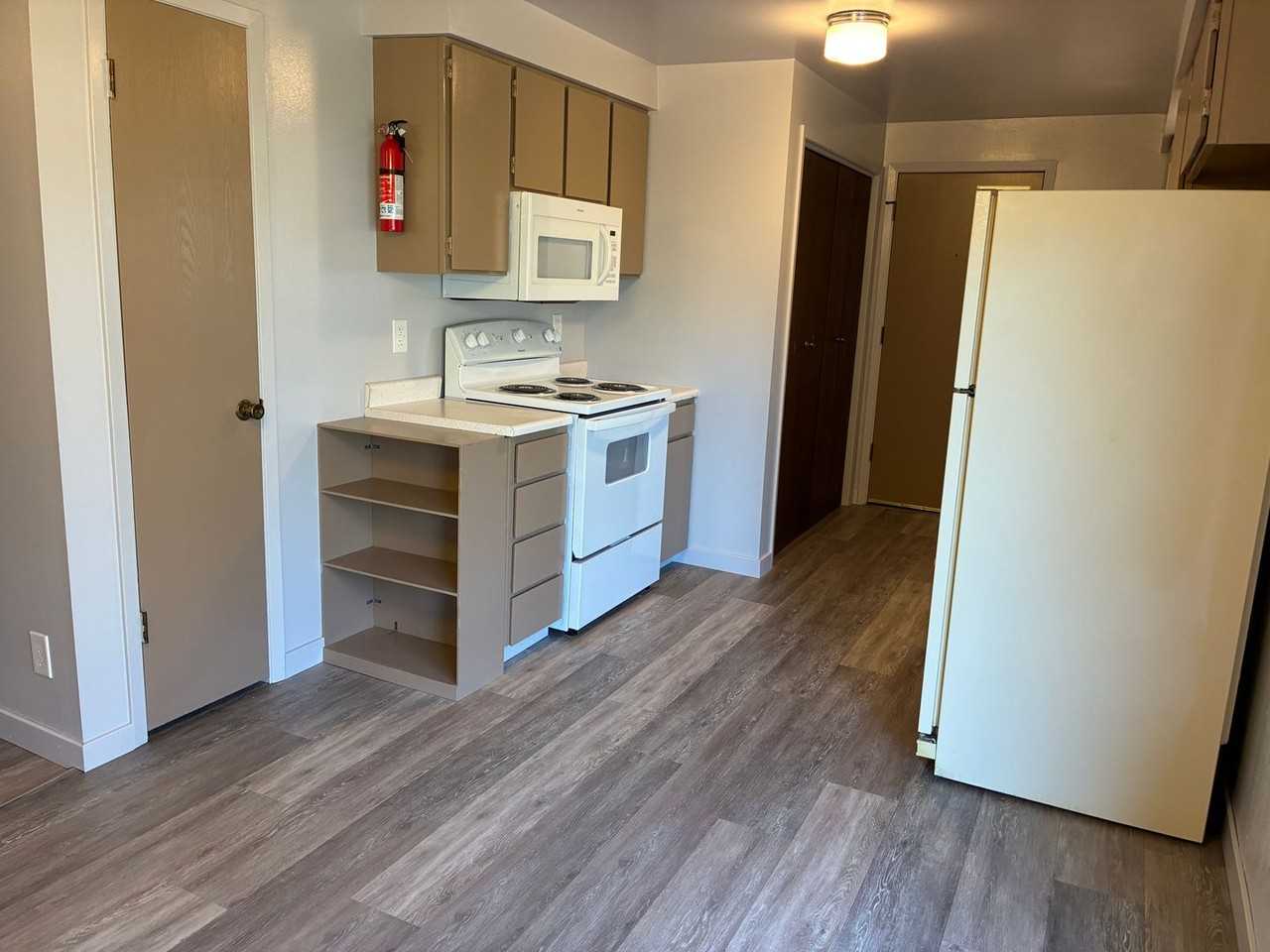 7523 S Cowen St - Photo 6 of 14