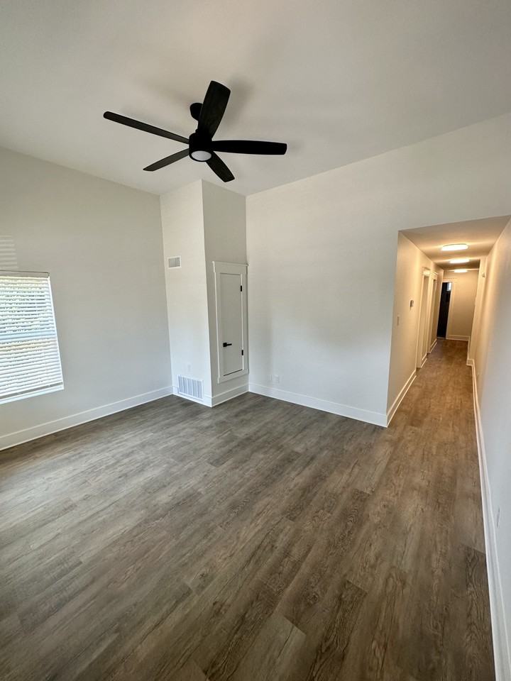 1019 Steves Ave #1 - Photo 3 of 12