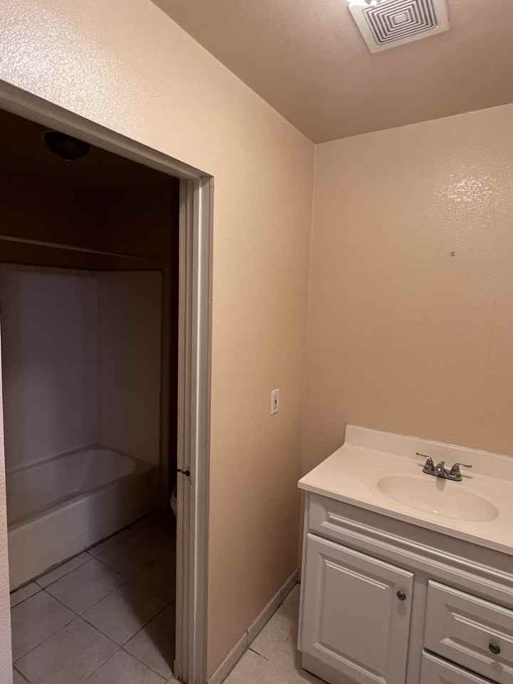 2230 S Hickory St - Photo 5 of 21