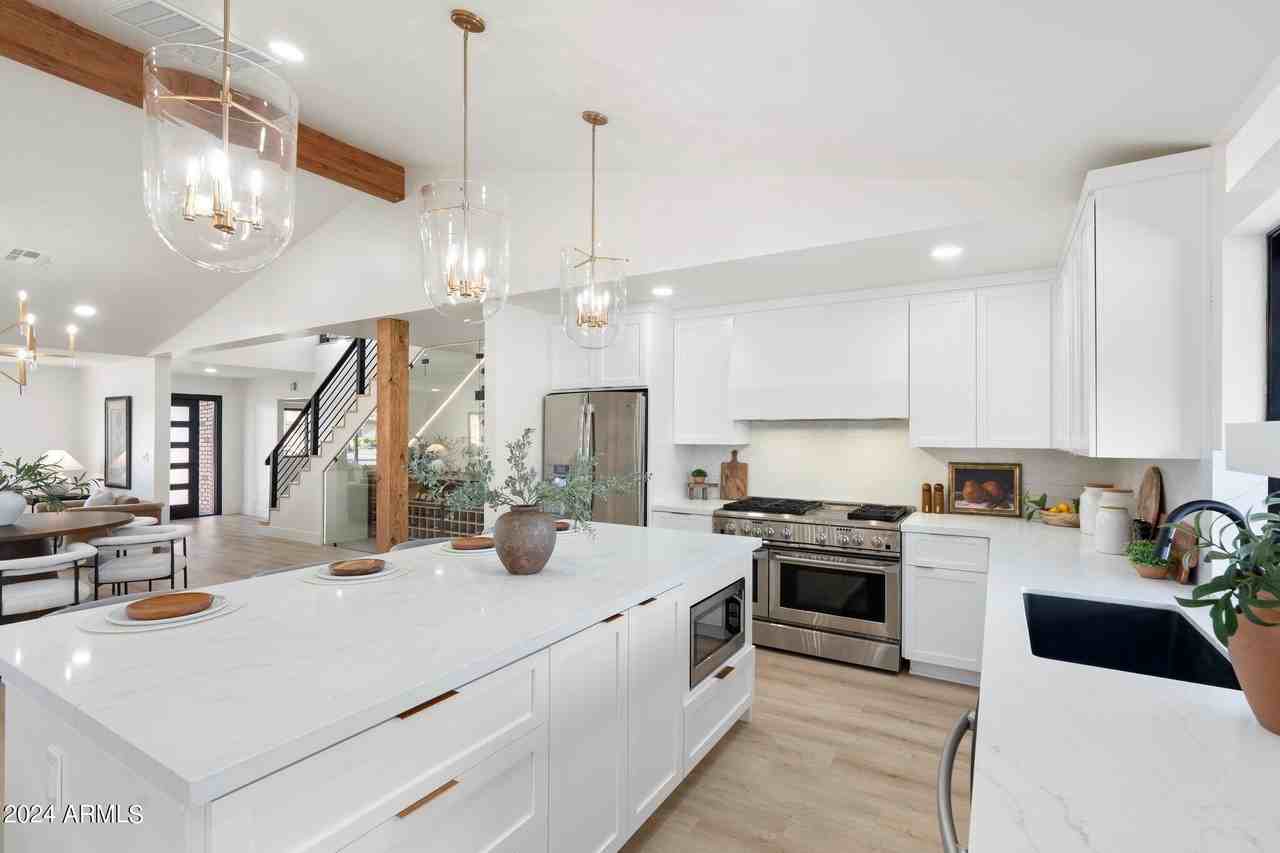 1643 W Griswold Rd - Photo 3 of 50