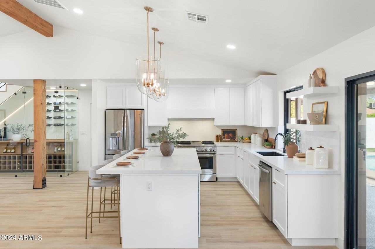 1643 W Griswold Rd - Photo 5 of 50