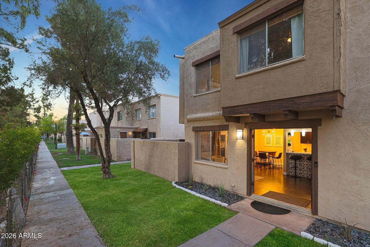 4240 N 81st St - Photo 4 of 33