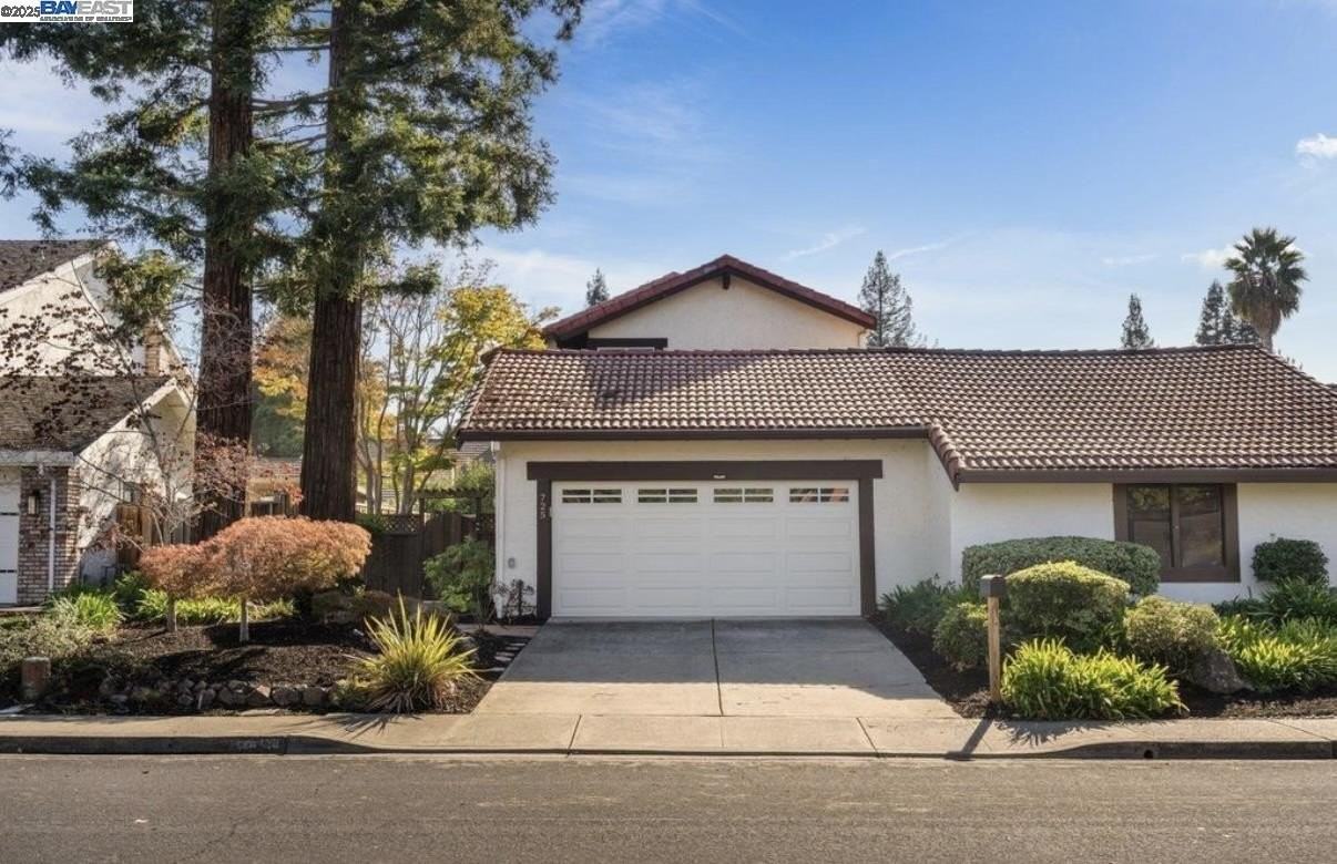 725 Old Creek Rd - Photo 2 of 38