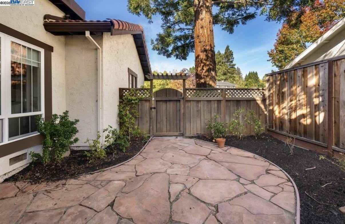 725 Old Creek Rd - Photo 5 of 38