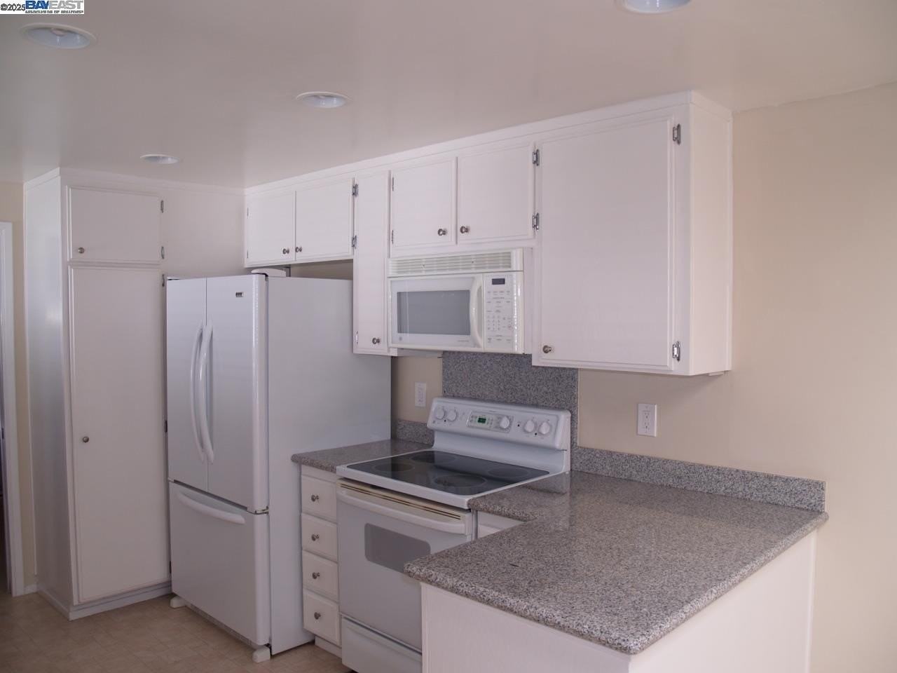 515 Rolling Hills Ln - Photo 3 of 35