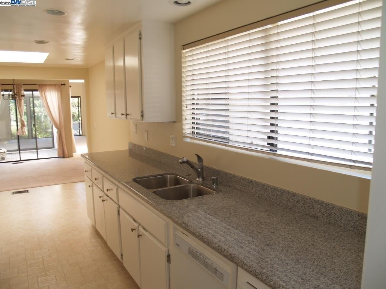 515 Rolling Hills Ln - Photo 5 of 35