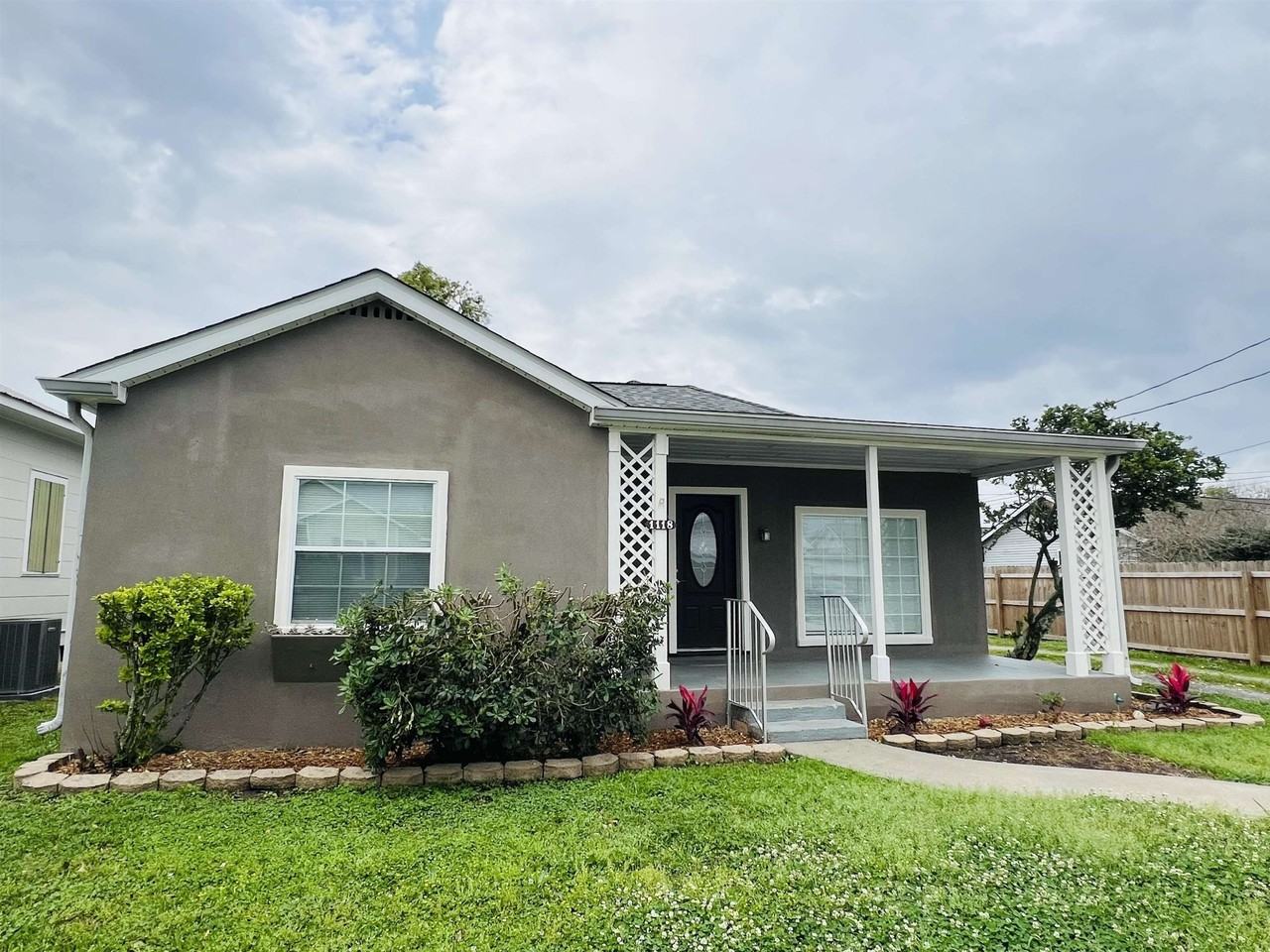 1118 Academy St - Photo 2 of 10