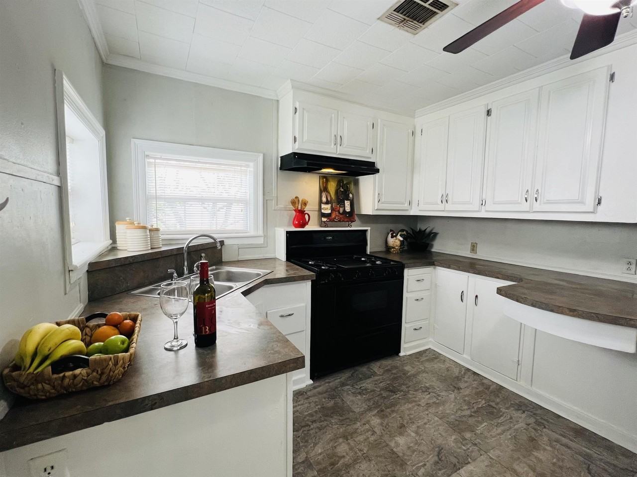 1118 Academy St - Photo 4 of 10