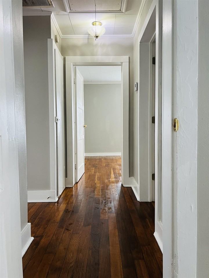 1118 Academy St - Photo 7 of 10