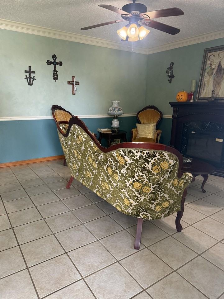 302 N Moss Dr - Photo 2 of 10