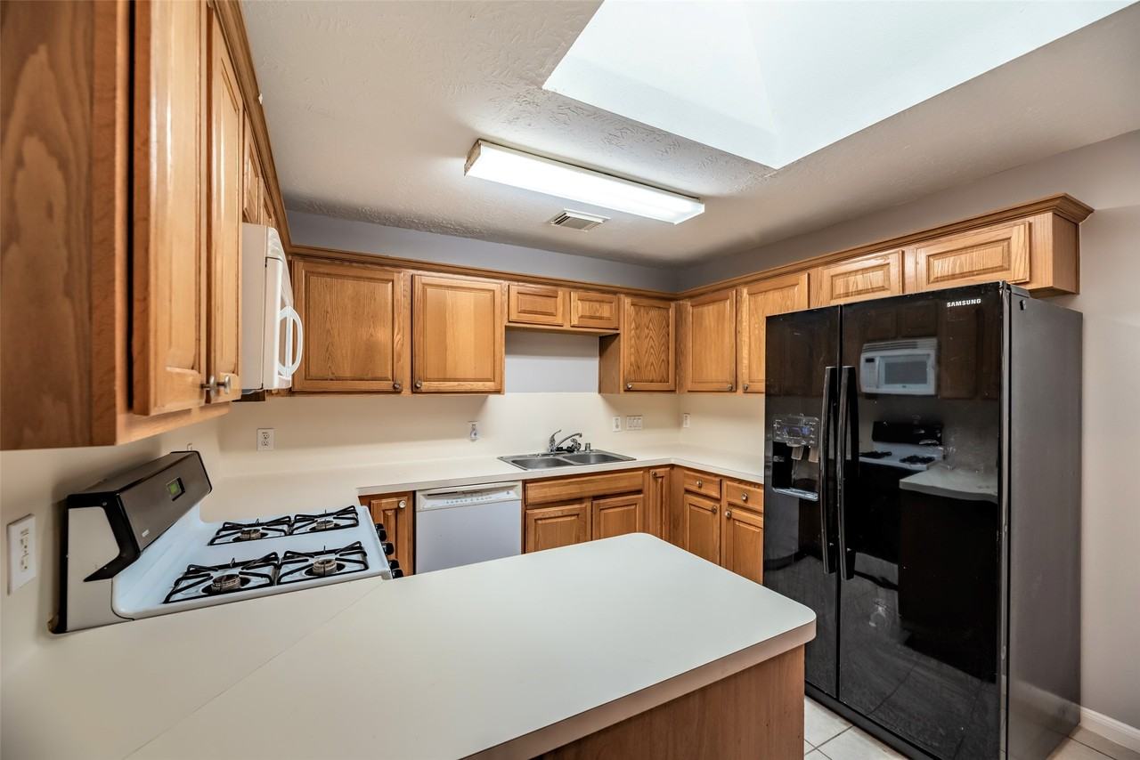 26115 Cypresswood Dr #26115 - Photo 4 of 8