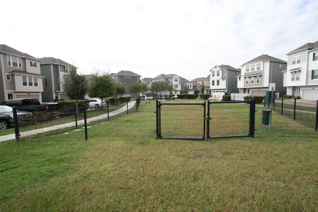 2009 Kirby Landing Dr #2009 - Photo 6 of 40