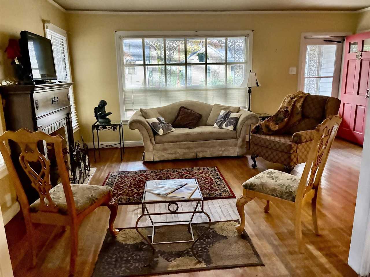 404 N Jackson St - Photo 3 of 18