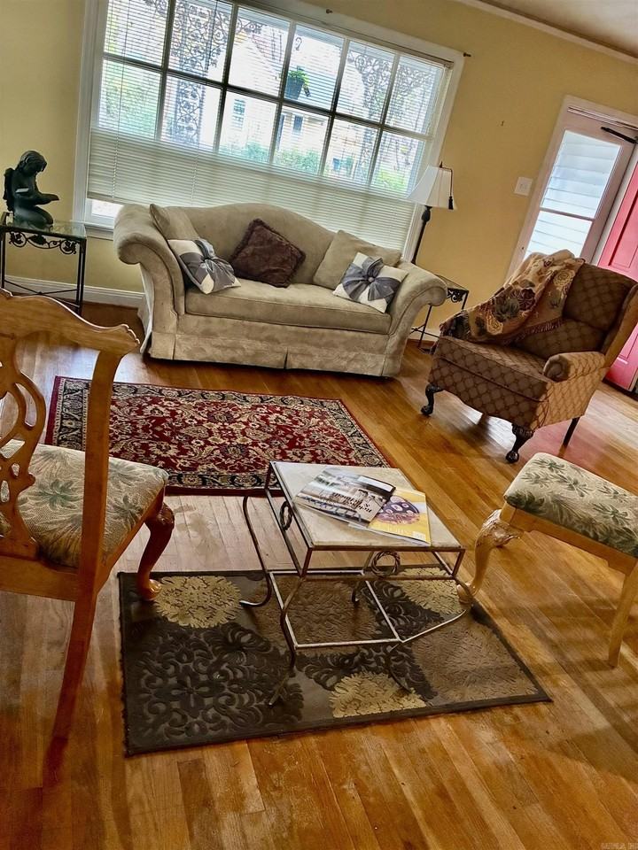 404 N Jackson St - Photo 4 of 18